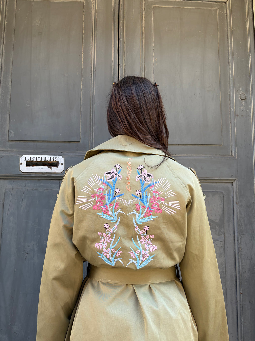 Trench con ricamo orientale