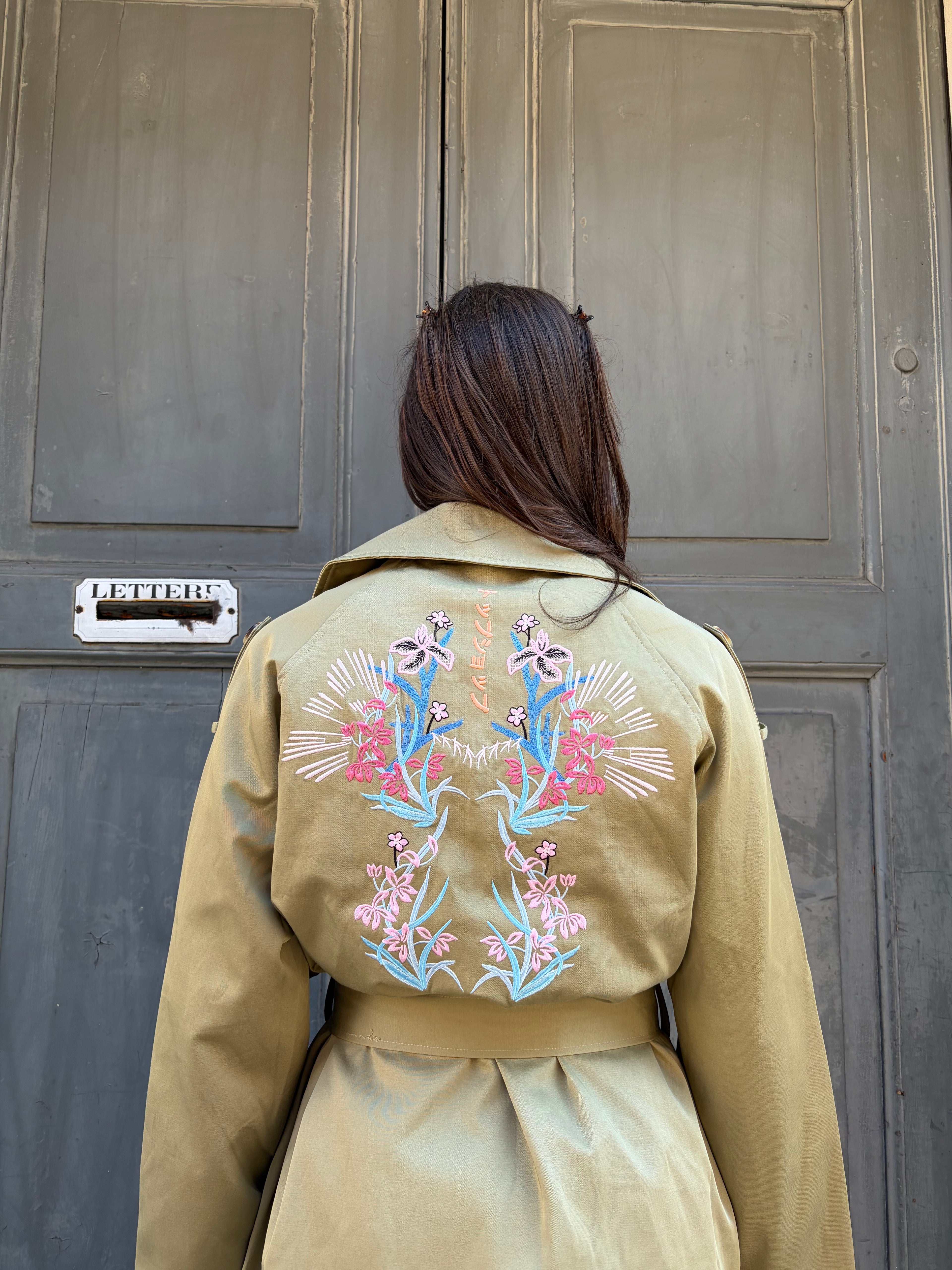 Trench con ricamo orientale