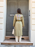 Trench con ricamo orientale