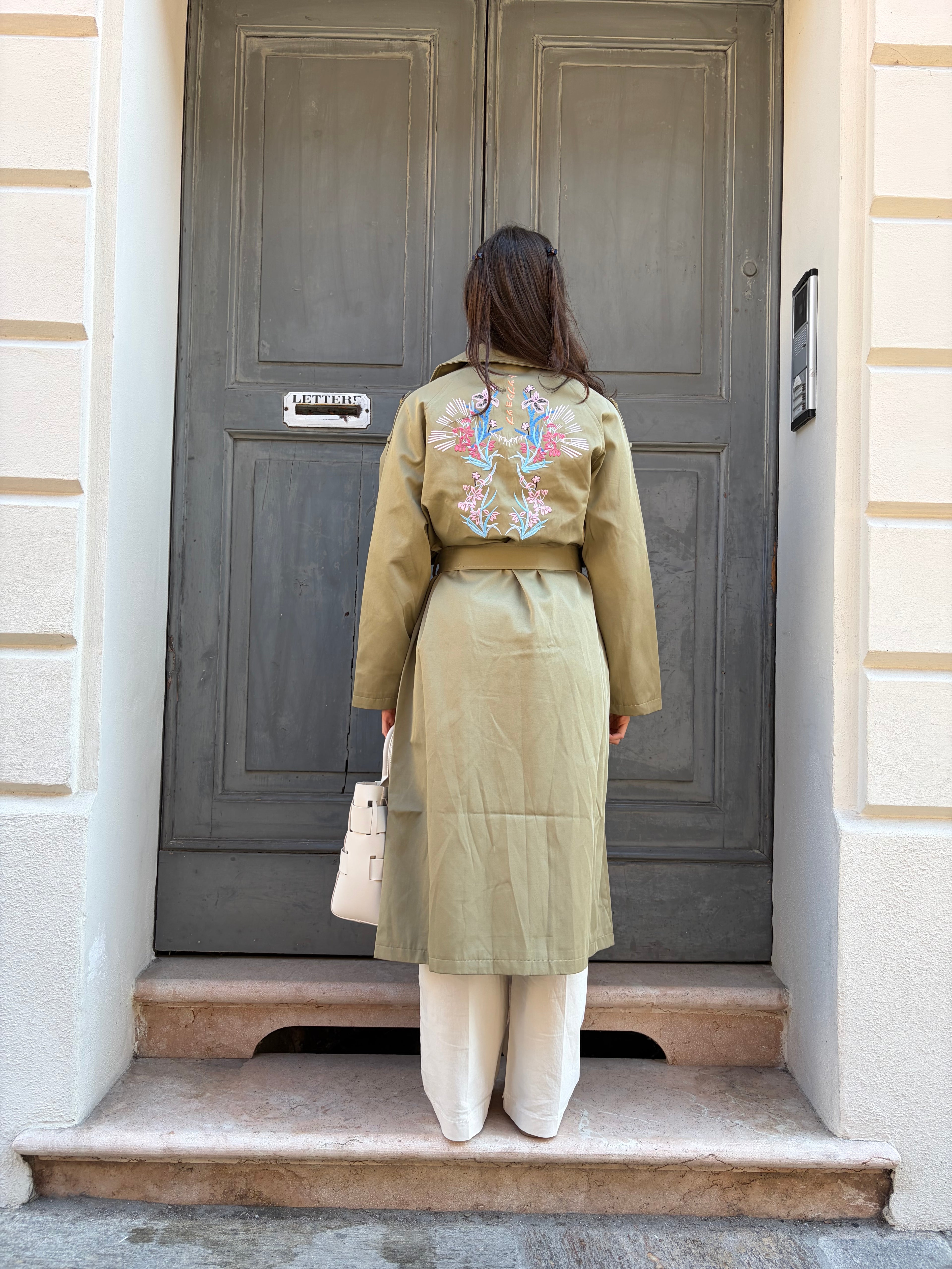 Trench con ricamo orientale