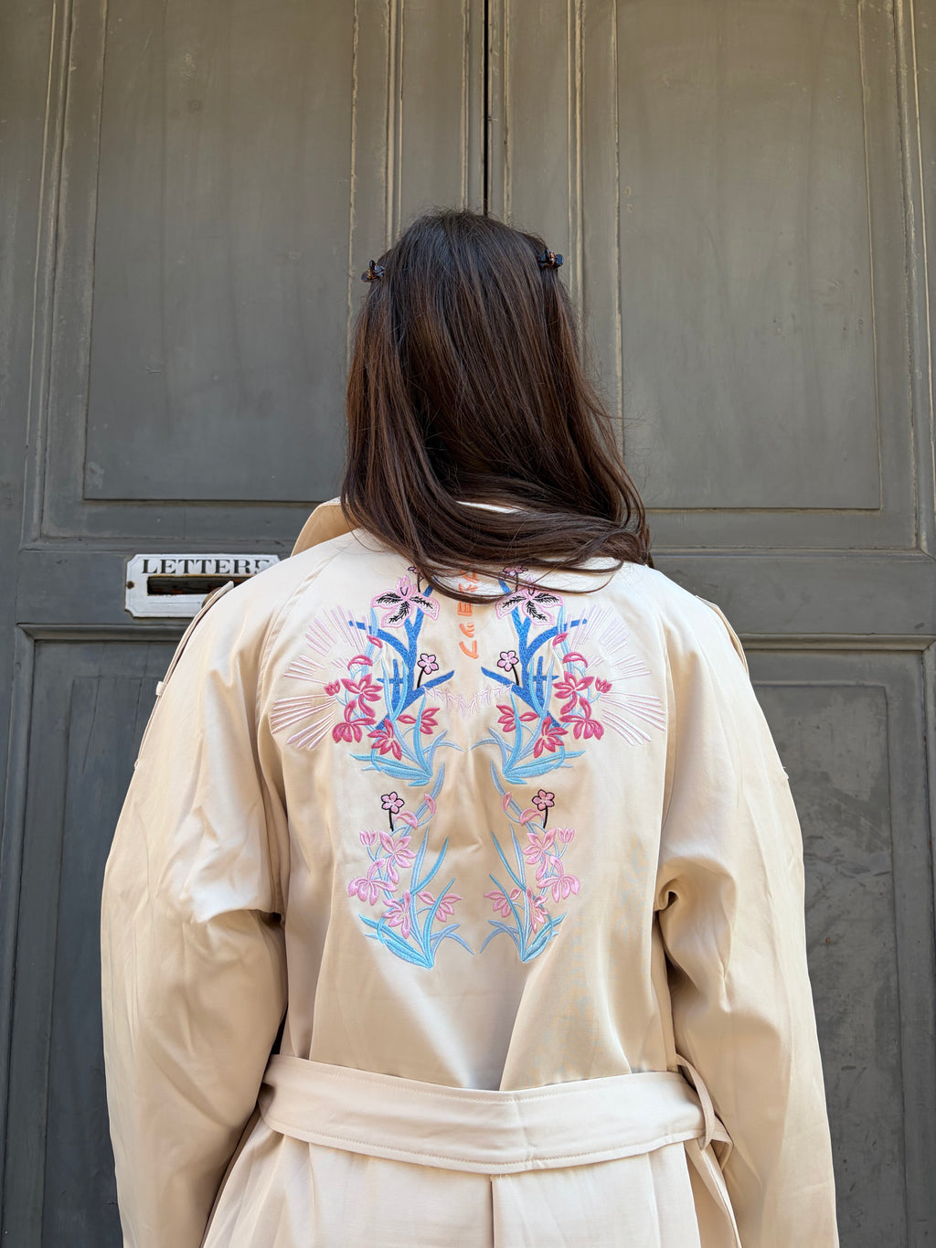 Trench con ricamo orientale